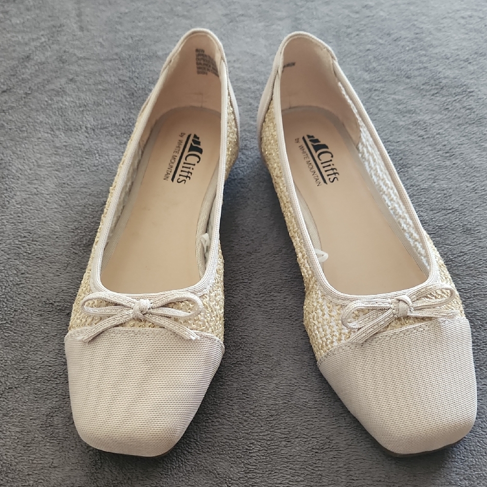 NWOT Cliffs by White Mountain Women's Tan and light gold flats